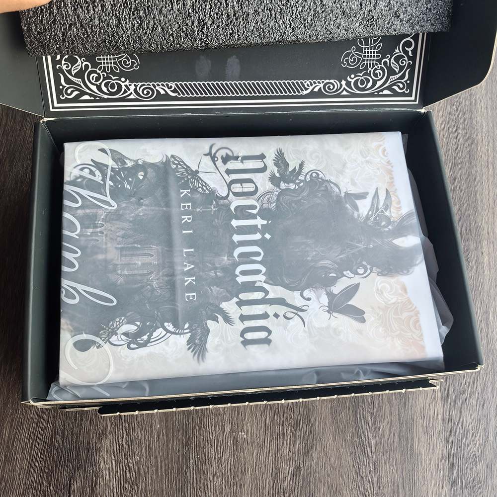 Drucken eines romantischen Geschichtenbuchs mit Schutzumschlag mit gesprühtem Rand